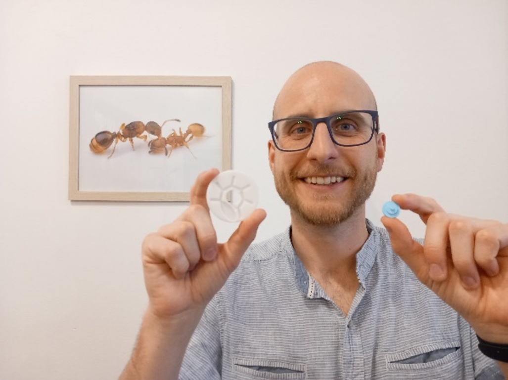 Un hombre con lentes y la mano en la cara